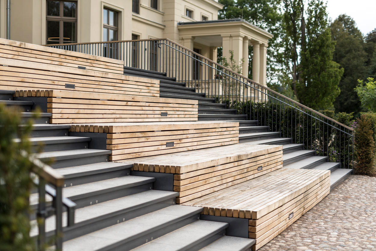 Holztreppe mit Sitzflächen