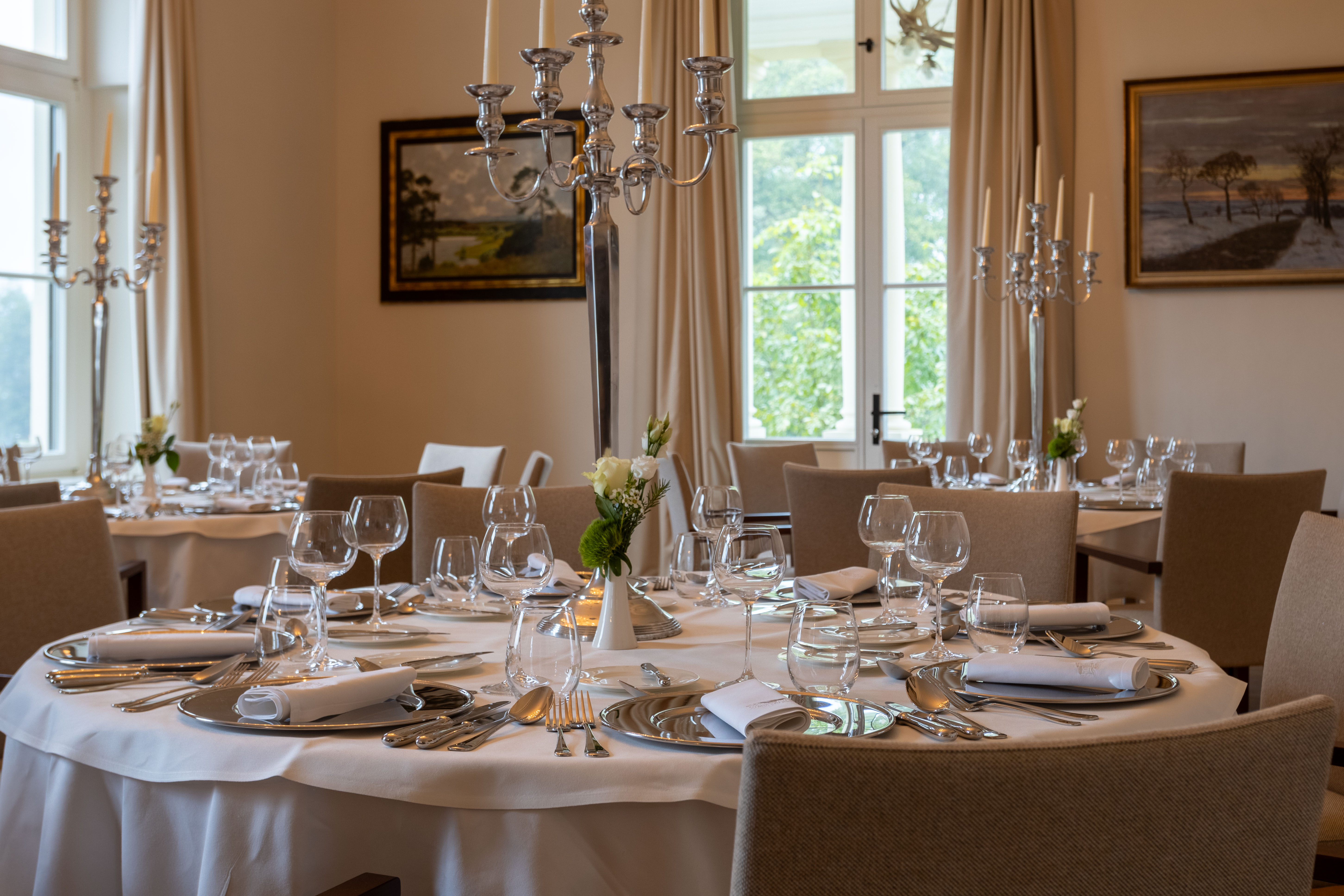 festlich gedeckter Tisch in einem der Esszimmer des Gutes Zülow