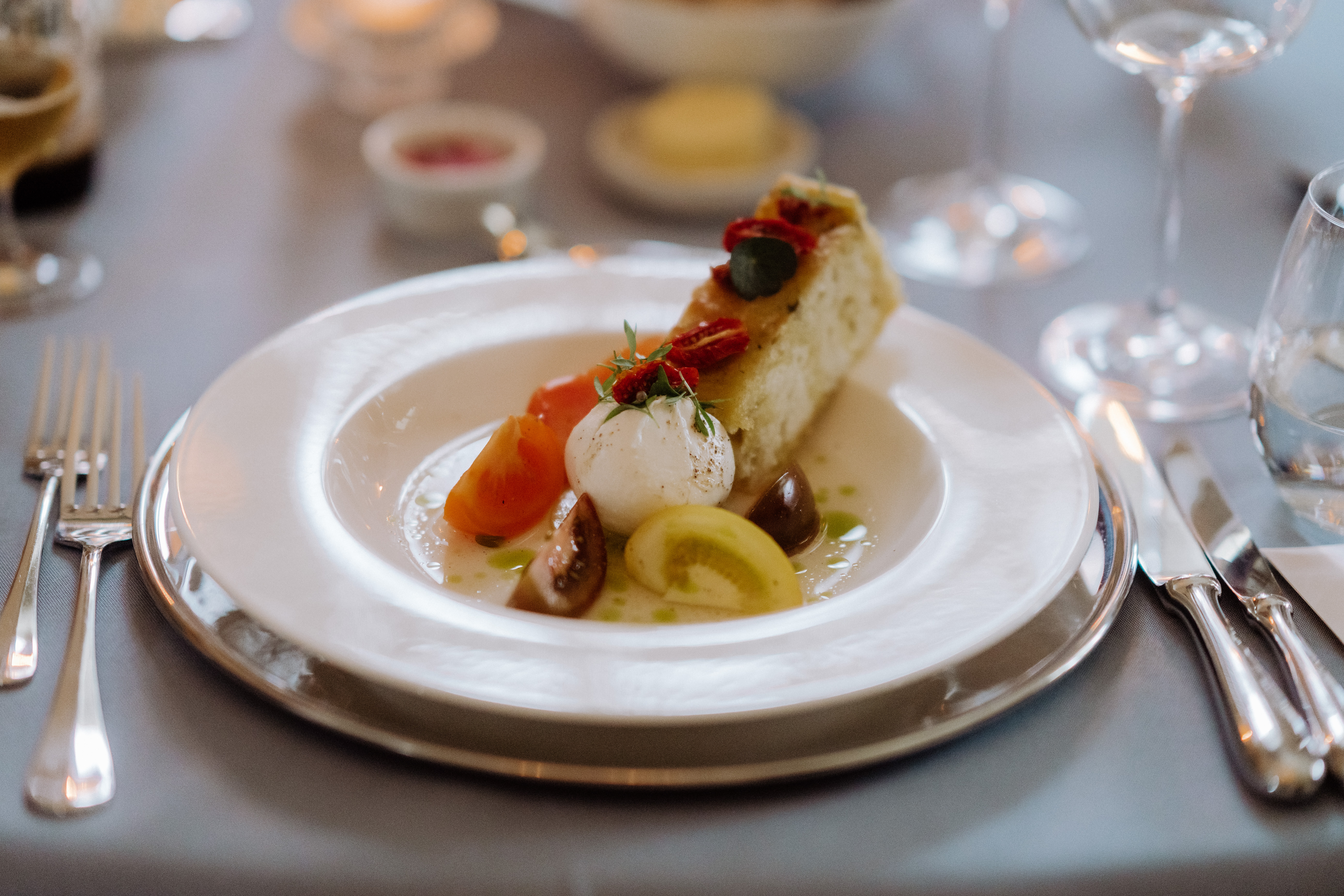 Quiche auf Teller Servierfertig Angerichtet