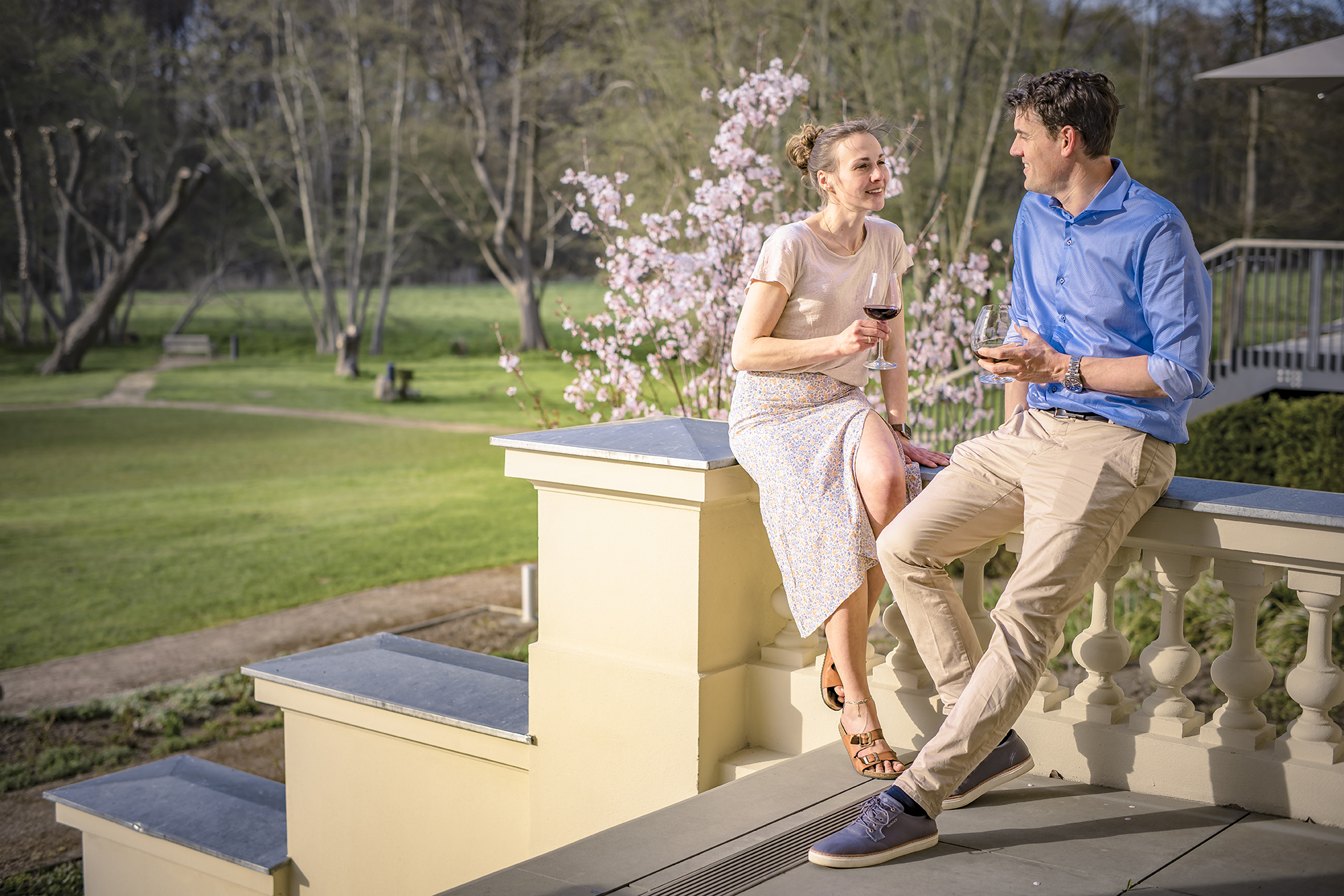 Paar wein trinkend entspannt auf der Terasse