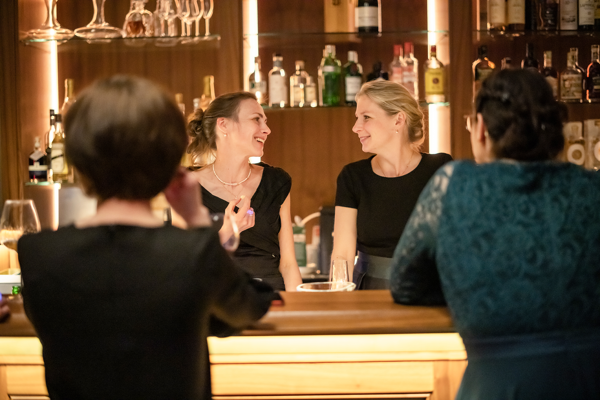 Gruppe an Gästen trinkend an der Bar