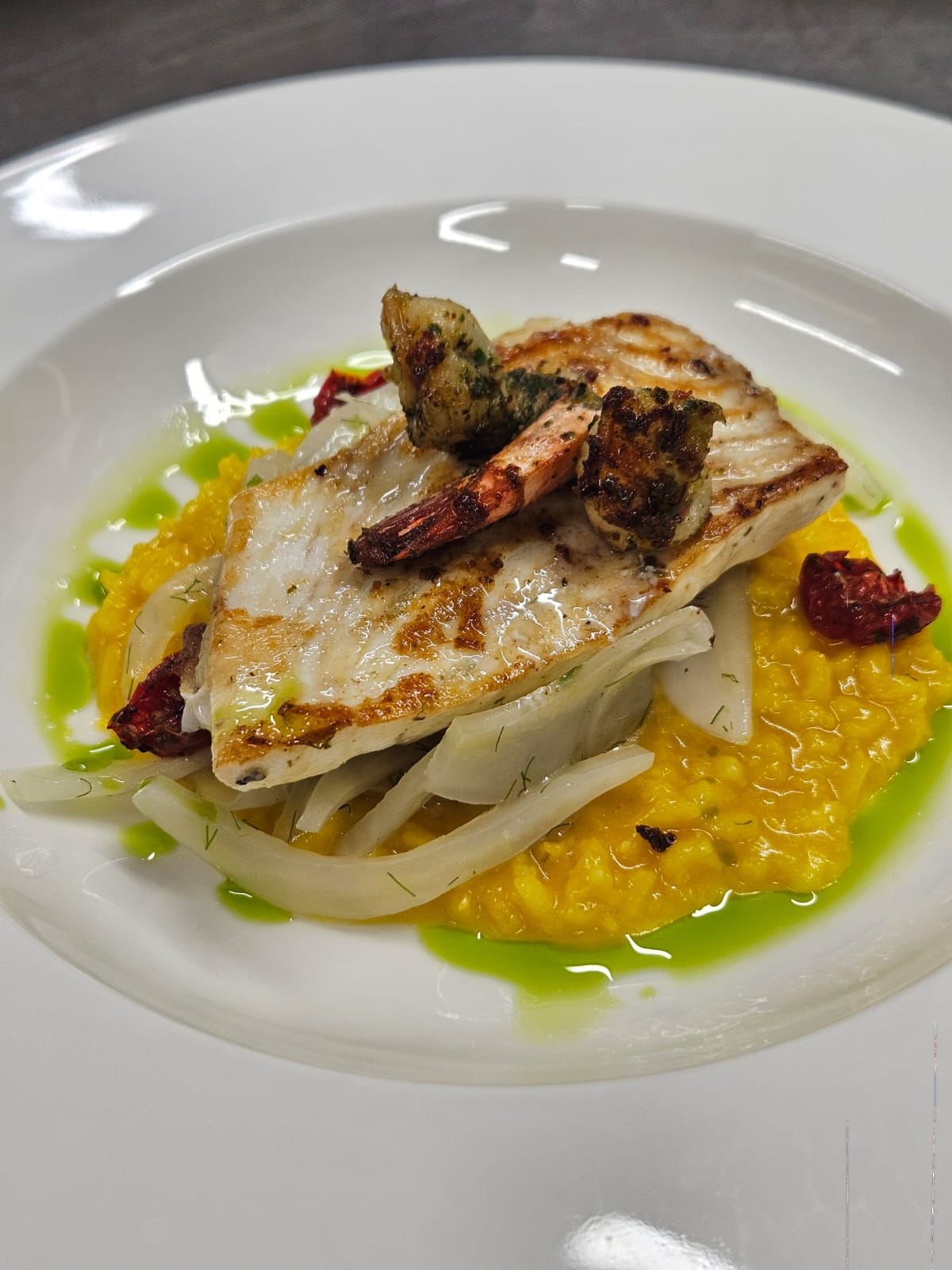 Fischgericht mit Beilagen