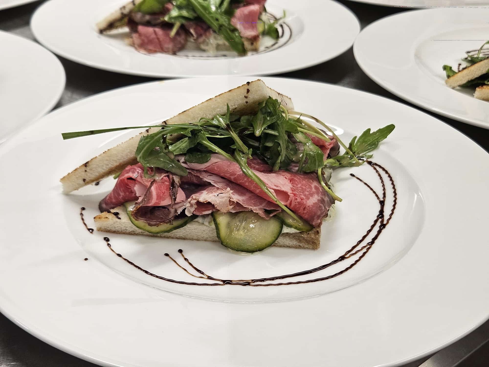 Vorspeise mit Rucula, Gurke und Roastbeef